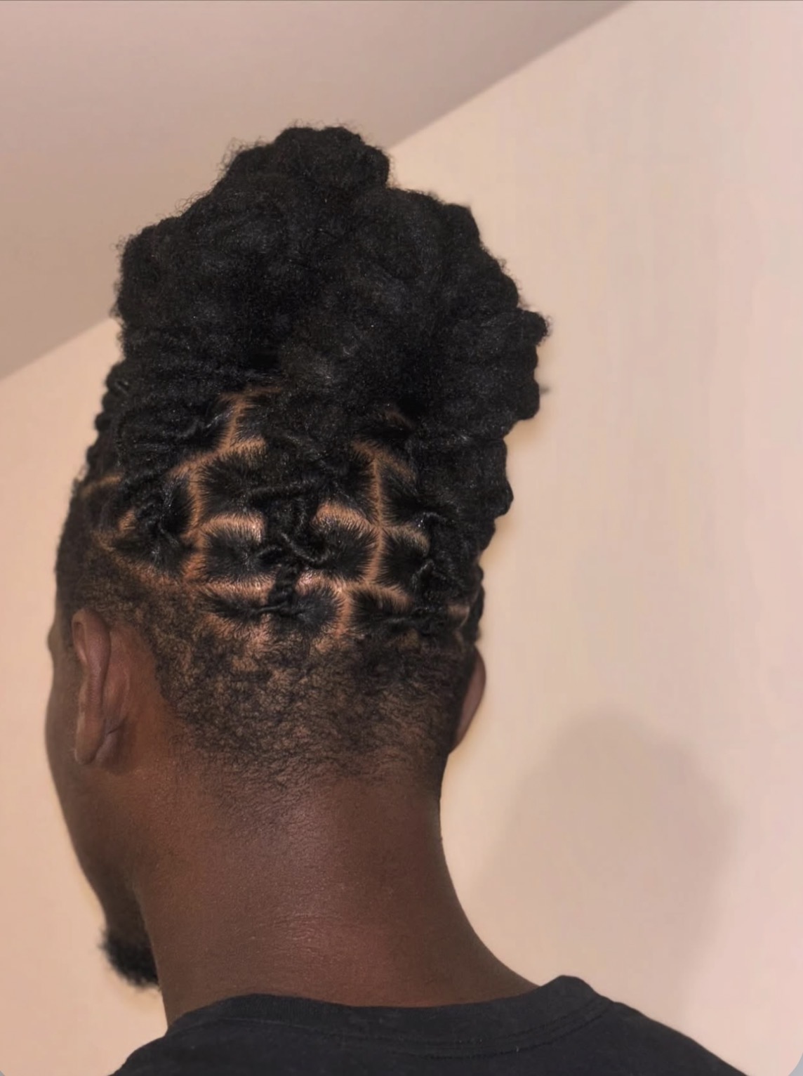 Locks stylisées en chignon haut structuré